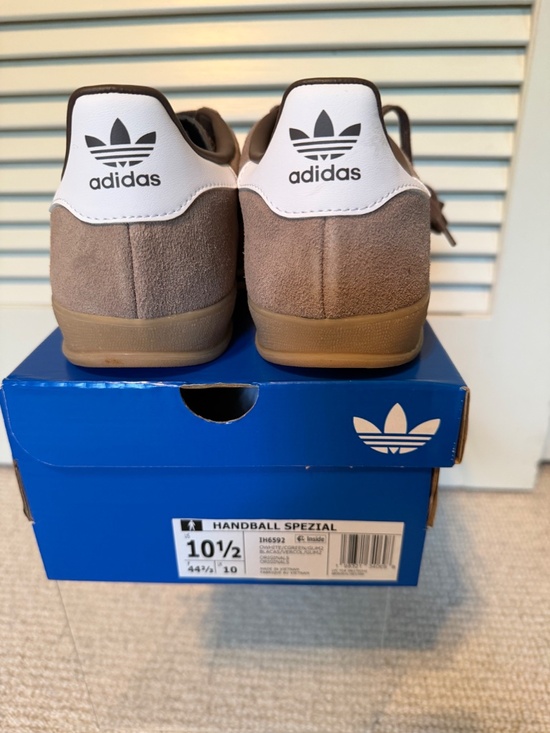 Adidas men’s (unisex) Gazelle  sneakers size 10 1/2 in Brown and White. main image 4